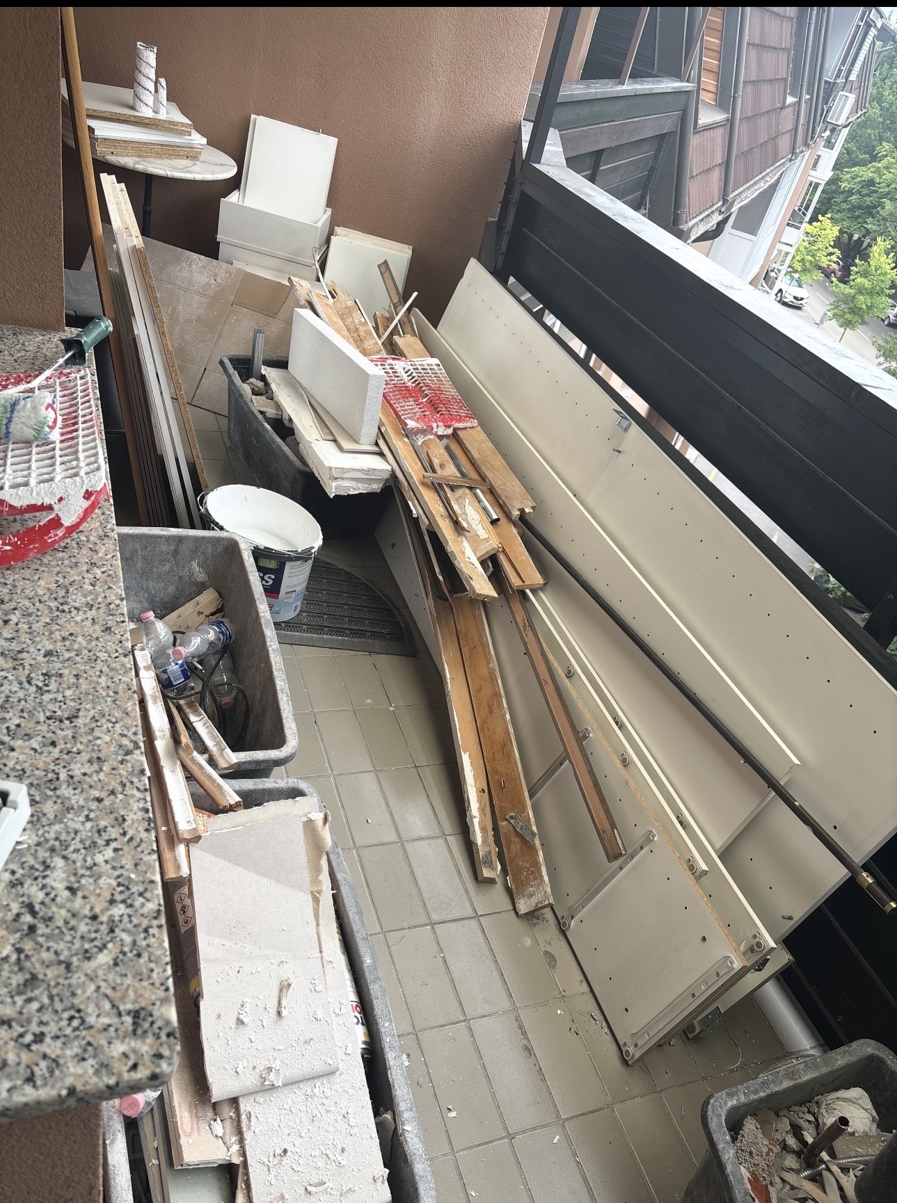 Balkon pred odvozom, polnega gradbenega materiala in starih plošč